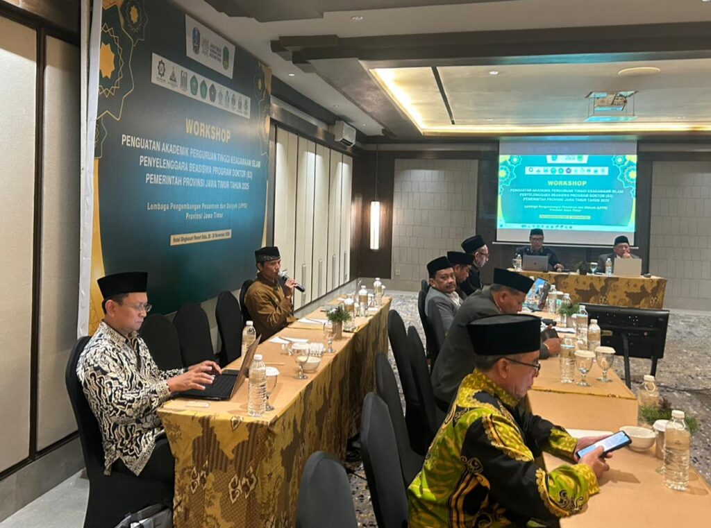 Tampak Bapak Rahmat menyampaikan Laporan Penyelenggaraan Beasiswa Doktoral di UAC